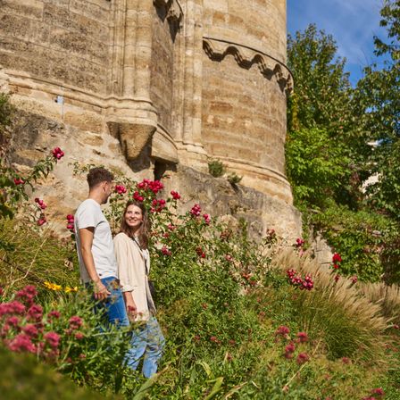 Bild enthält, Herbal, Vegetation, Portrait, Geranium, Rock, Tree, Pants, Grass, Garden, Petal
