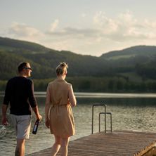 Bild enthält, Waterfront, Scenery, Child, Female, Girl, Person, Adult, Male, Man, Walking