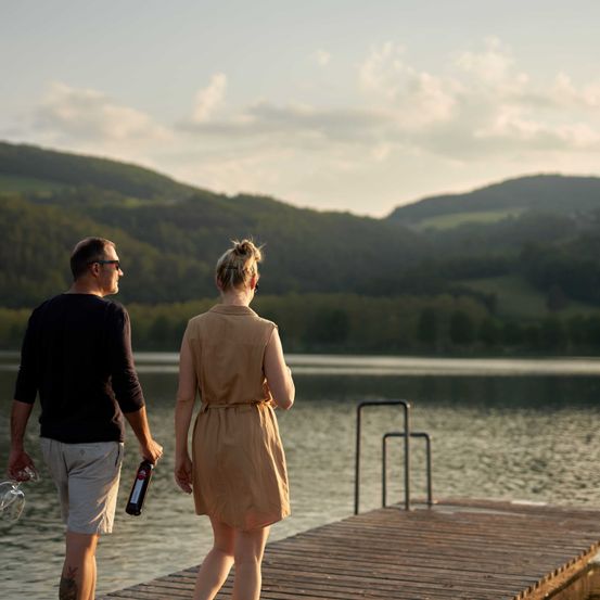 Bild enthält, Waterfront, Scenery, Child, Female, Girl, Person, Adult, Male, Man, Walking