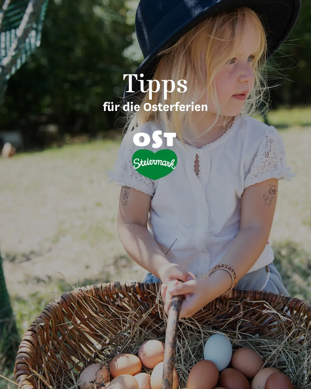 Ein Mädchen in einem Korb mit Eiern, trägt ein weißes Oberteil und einen Hut mit den Worten 'Tipps für die Osterferien' über ihr.