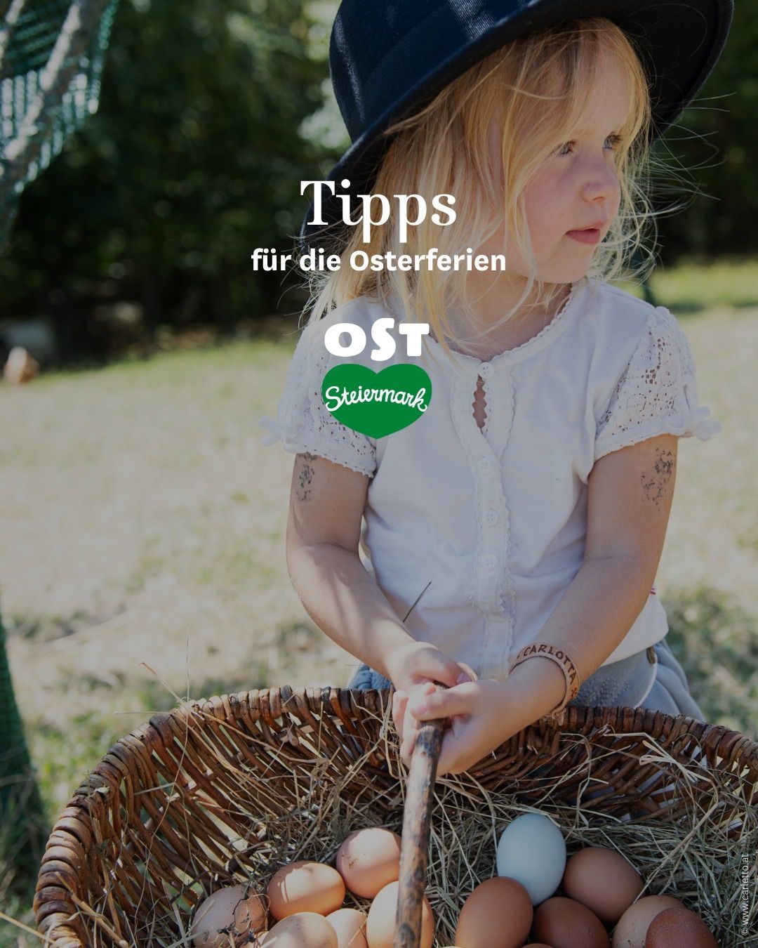 Ein Mädchen in einem Korb mit Eiern, trägt ein weißes Oberteil und einen Hut mit den Worten 'Tipps für die Osterferien' über ihr.