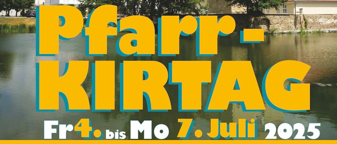 Plakat für ein Festival in Volkersdorf. Es zeigt eine Brücke, Bäume und Gebäude. Der Text ist in Gelb und Blau. Die Daten sind vom 4. Juli bis 7. Juli.