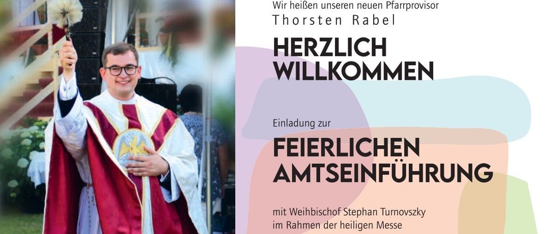 Das Bild zeigt einen Priester, der einen neuen Pfarrpriester in einer kirchlichen Umgebung willkommen heißt, mit einer festlichen Feier am 31. August 2025. Die Einladung gilt für einen Gottesdienst um 9:30 Uhr, gefolgt von einer Agape im Pfarrzentrum.