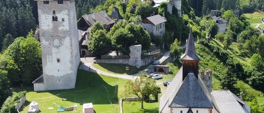 Bild enthält, Outdoors, Nature, Countryside, Architecture, Building, Rural, Village