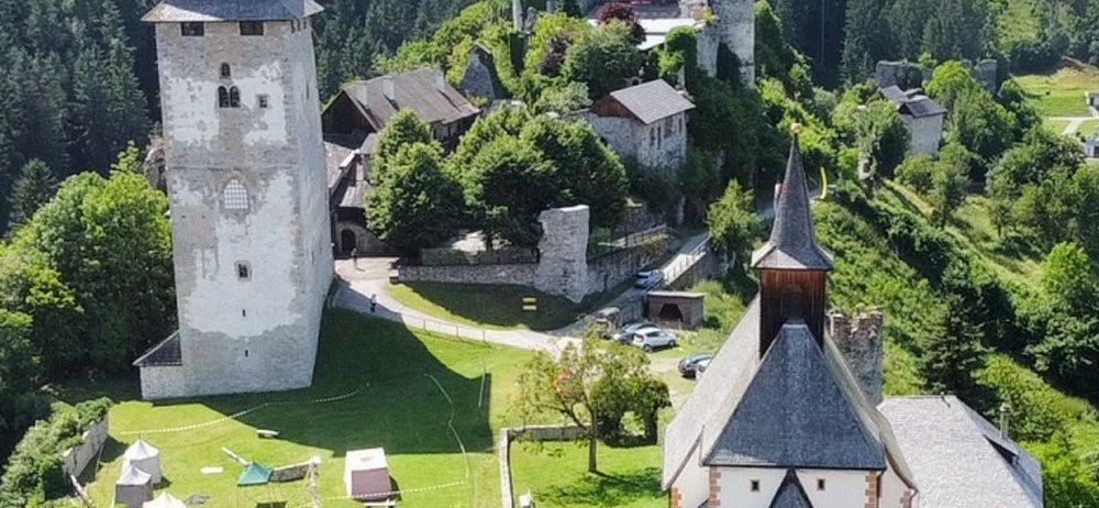 Bild enthält, Outdoors, Nature, Countryside, Architecture, Building, Rural, Village