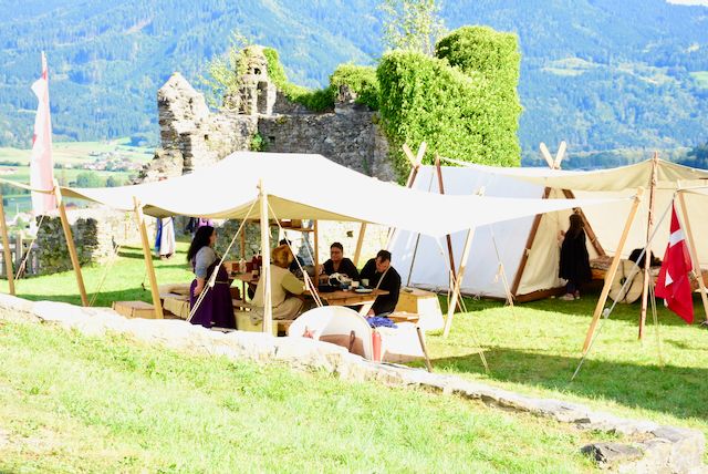 Bild enthält, Architecture, Building, Outdoors, Shelter, Grass, Plant, Tent, Camping, Person, Nature