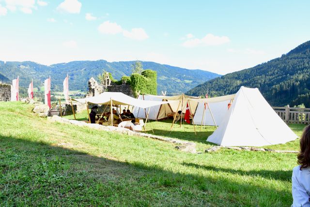 Bild enthält, Tent, Outdoors, Architecture, Building, Shelter, Camping, Person, Grass, Plant, Nature