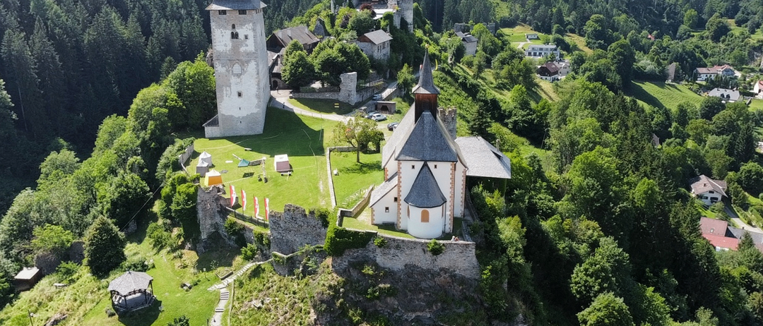 Bild enthält, Architecture, Building, Outdoors, Housing, House, Aerial View, Castle, Fortress