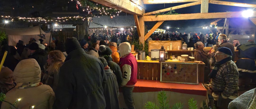 Bild enthält, Urban, Lighting, Person, Adult, Male, Man, Hat, Glasses, People, Night Life