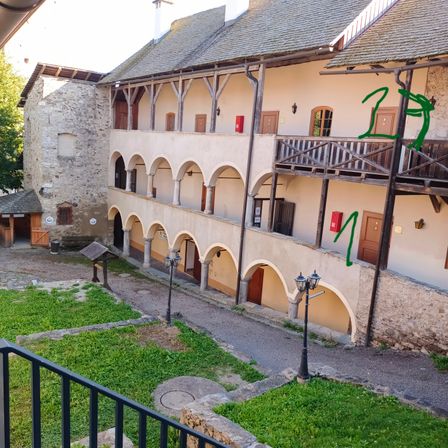Bild enthält, Building, Monastery, House, Housing, Villa, Handrail, Railing, Neighborhood, Hotel, Outdoors