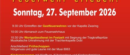 Plakat für den Feuerwehr-Erlebnistag am Sonntag, 27. September 2026. Aktivitäten umfassen Ankunft der Gastfeuerwehren, Parade zum Feuerwehrhaus, Segnung des Abschleppwagens, Morgenkaffee und Kinderprogramm. Ein Küchenteam sorgt für Verpflegung. Die Straße wird für die Dauer der Veranstaltung gesperrt.