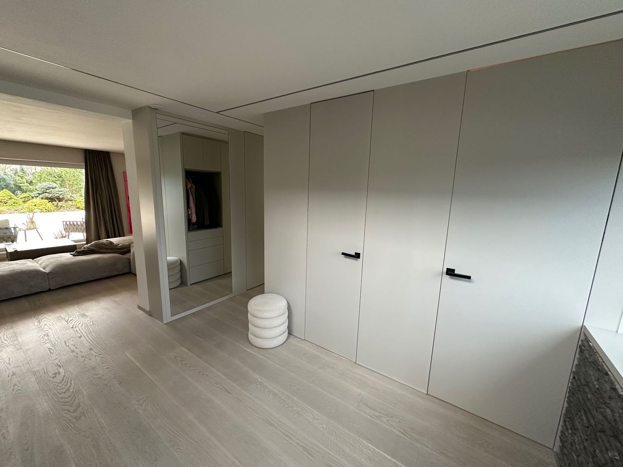 Bild enthält, Indoors, Interior Design, Floor, Furniture, Person, Closet, Bed