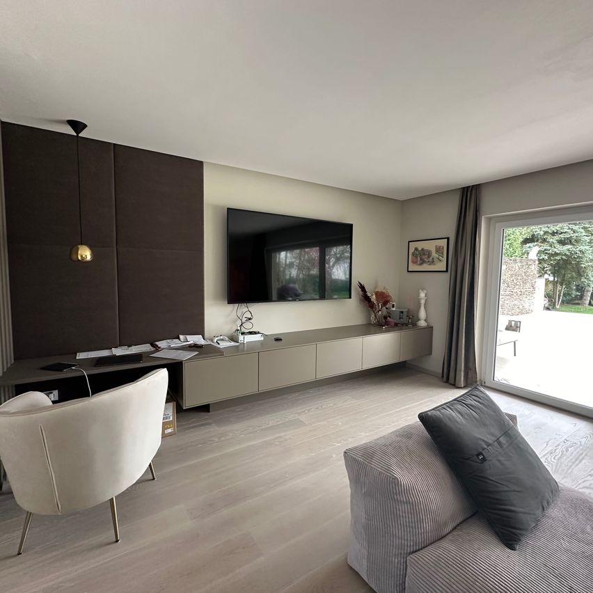 Bild enthält, Interior Design, Home Decor, Chair, Furniture, Living Room, Floor, Painting, Lamp, Box, Mobile Phone