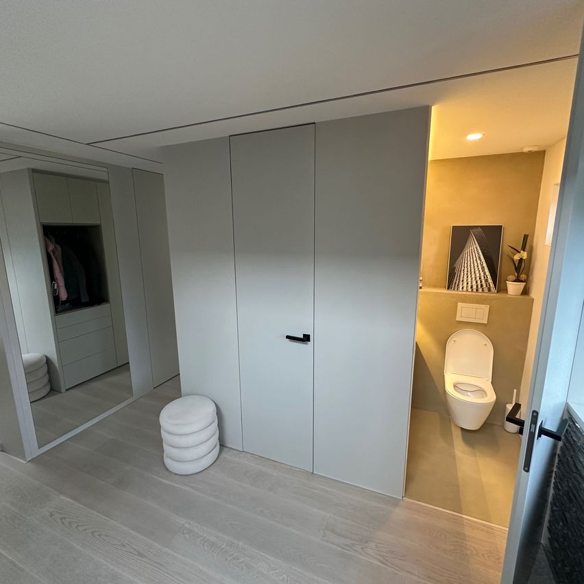 Bild enthält, Indoors, Interior Design, Corner, Furniture, Floor, Toilet, Person, Closet