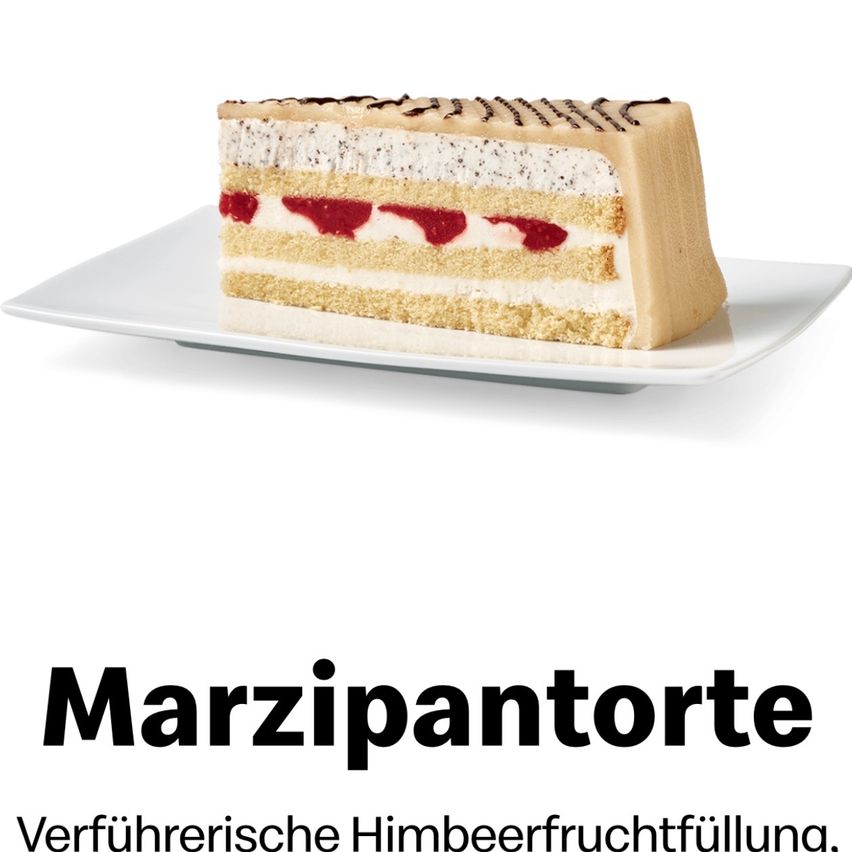 Ein Stück Marzipantorte mit Erdbeerfüllung liegt auf einem weißen Teller. Die Torte ist mit Schokolade verziert und hat eine cremige Schicht.