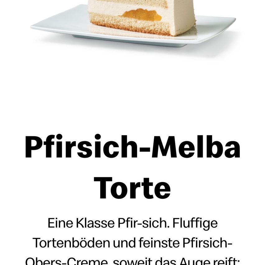 Ein Stück Pfirsich-Melba-Tarte ist auf einem weißen Teller präsentiert. Es zeigt fluffige Tarte-Schichten und zarte Pfirsich-Obers-Creme. Die Präsentation ist elegant.