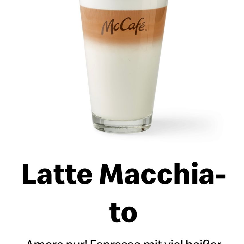 Ein Glas Milch mit einer braunen Linie, darunter stehen die Worte Latte Macchiato und der Markenname McCafe auf der braunen Linie.