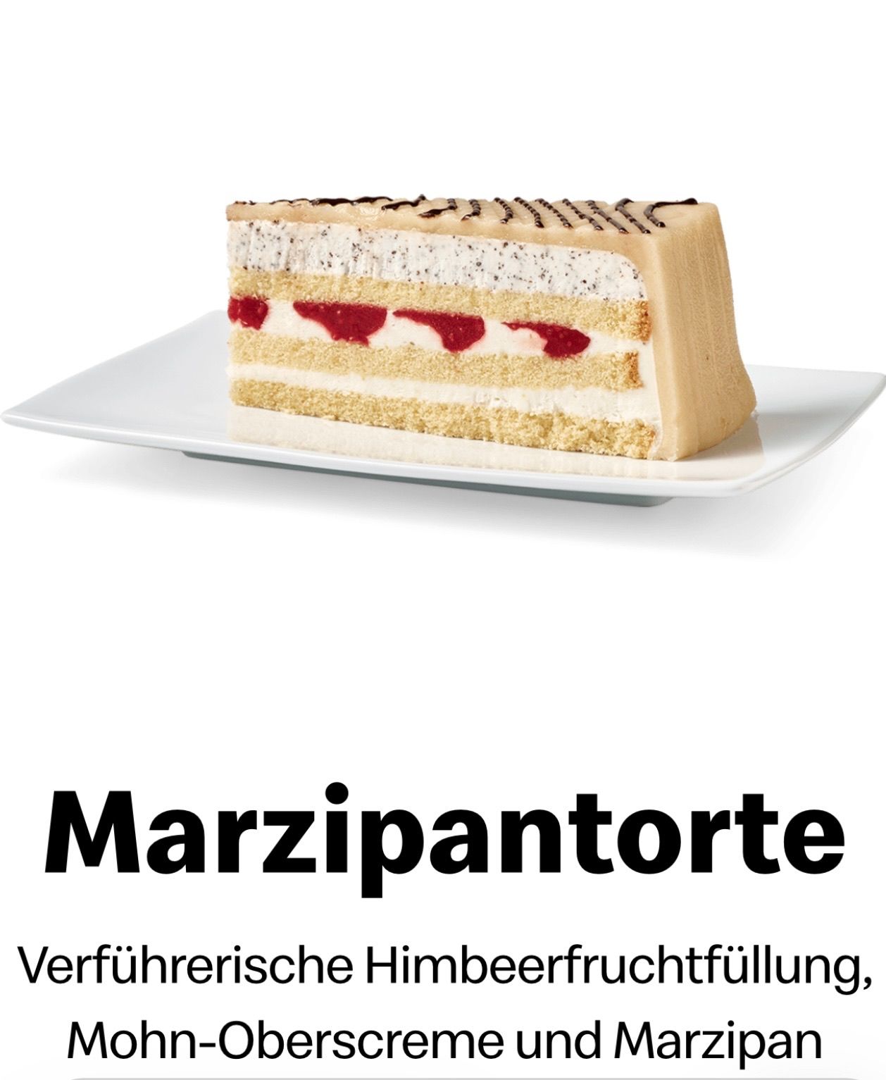 Ein Stück Marzipantorte mit Schichten aus weißer und roter Füllung wird auf einem weißen Teller präsentiert. Die Torte ist mit einer Schokoladendekoration verziert.