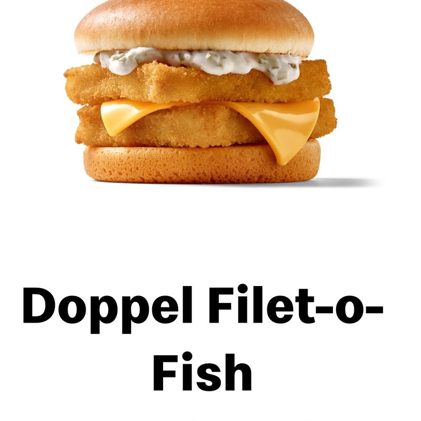 Ein Doppel-Filet-O-Fish-Sandwich mit Brötchen, geschmolzenem Käse und cremiger Sauce auf weißem Hintergrund.