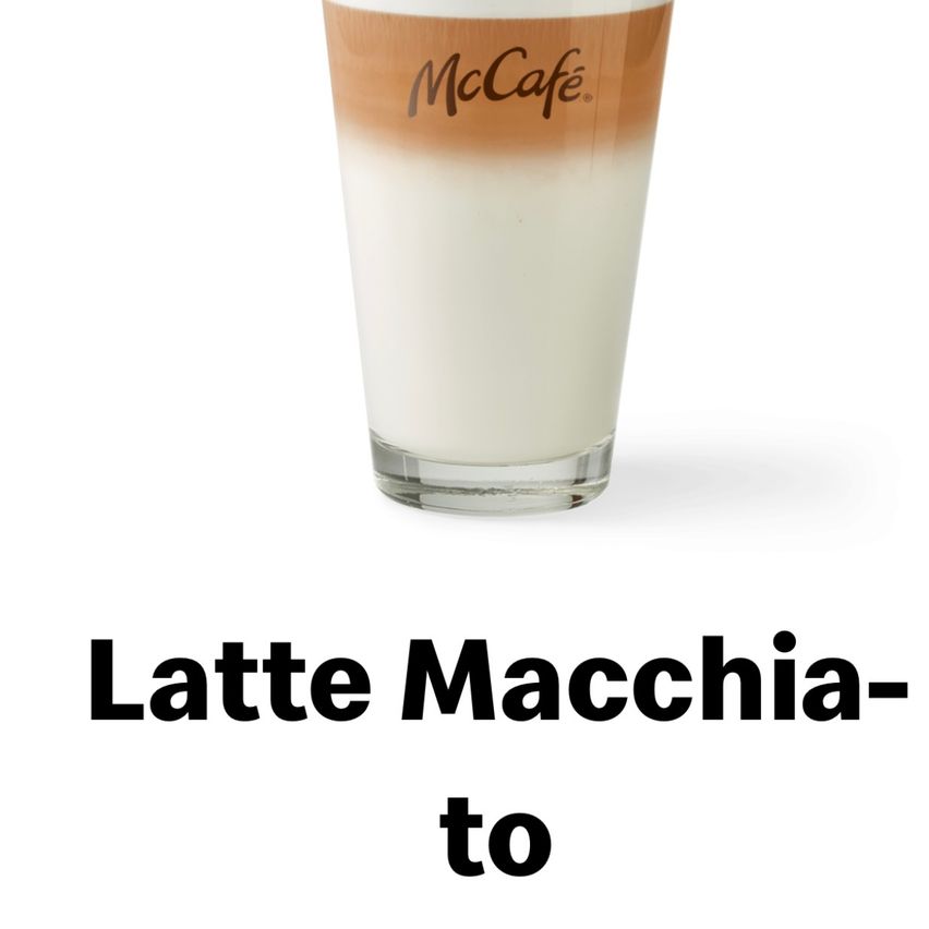 Ein Glas mit brauner und weißer Flüssigkeit, beschriftet mit 'McCafe', ist mit einem cremigen Latte Macchiato gefüllt.