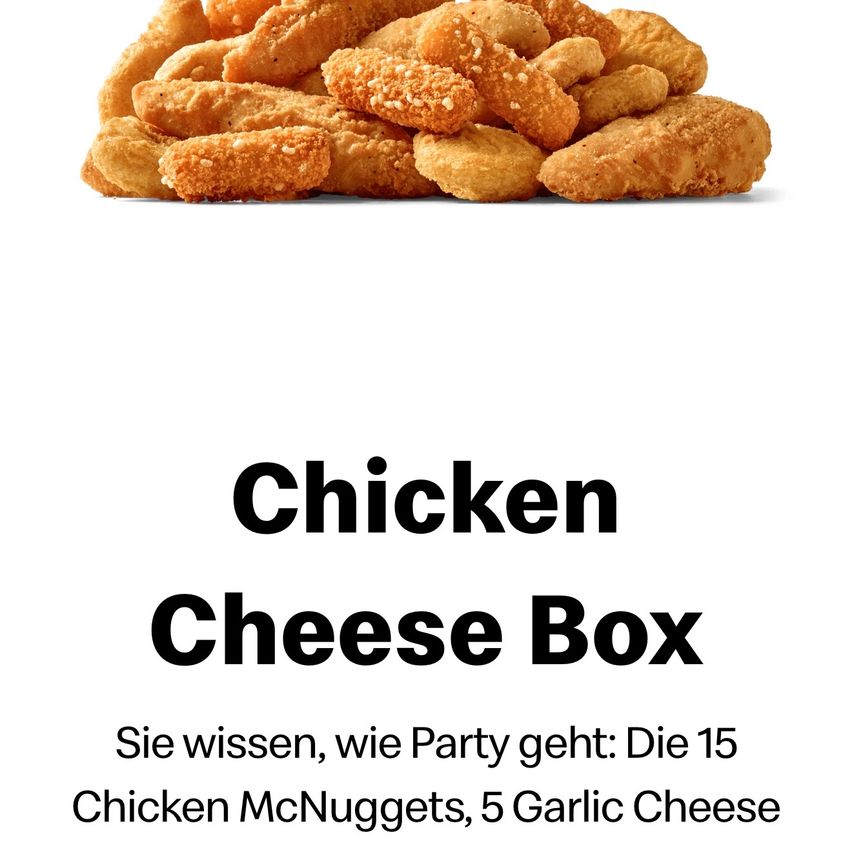 Eine Schachtel Chicken Cheese Box mit 15 Chicken McNuggets und 5 Knoblauch-Käse-Nuggets. Die Nuggets sind goldbraun und knusprig.