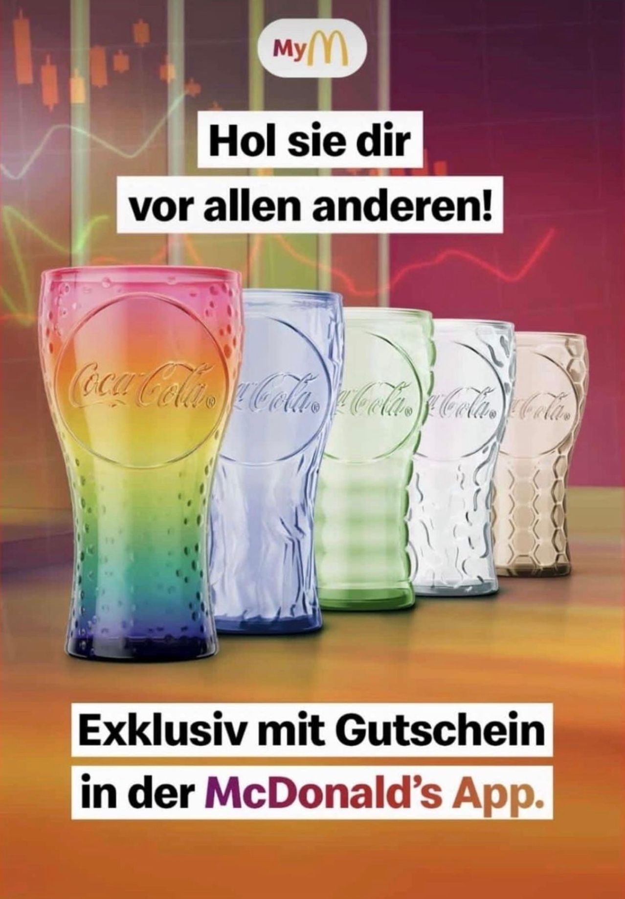 Eine Reihe von Coca-Cola-Gläsern in verschiedenen Farben, wobei das erste Glas ein Regenbogendesign hat und die anderen in klar, grün und weiß. Der Text darüber lautet 'Hoi sie air vor allen anderen!' und darunter 'Exklusiv mit Gutschein'.