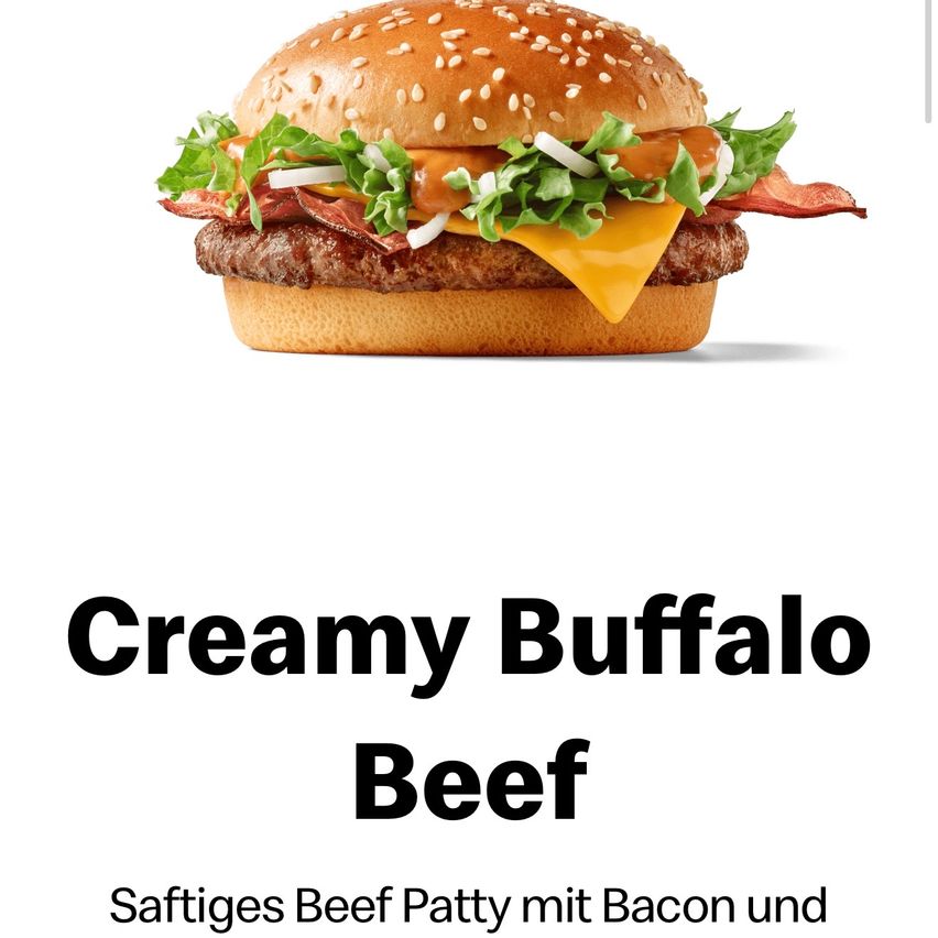 Ein Hamburger mit einer Rindfleisch-Patty, Speck, Salat, Käse und cremiger Buffalo-Sauce. Der Burger ist auf weißem Hintergrund mit dem Text 'Creamy Buffalo Beef'.
