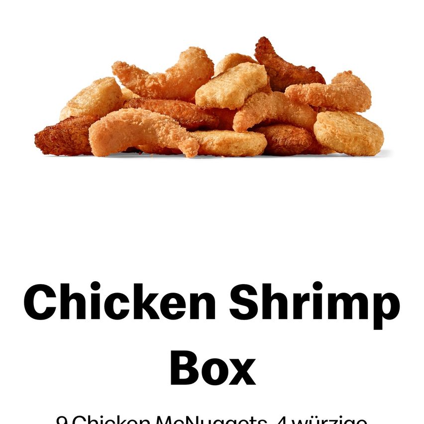 Eine Box mit gebratenen Hähnchennuggets und Garnelen, auf weißem Hintergrund.