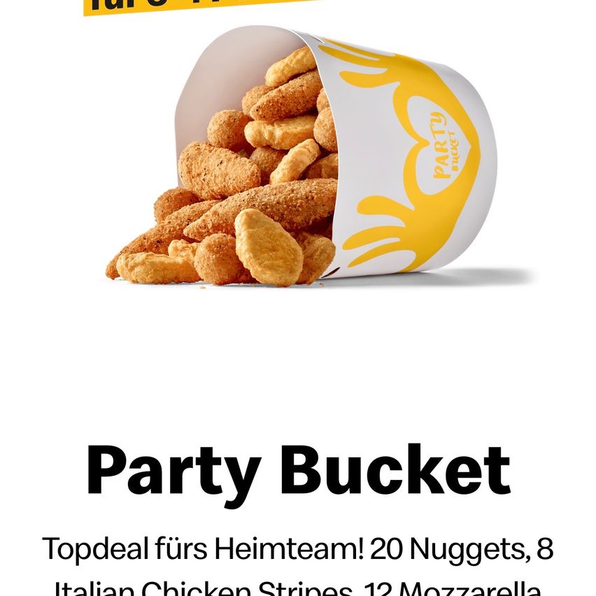 Ein Party-Eimer mit einer Mischung aus 20 Nuggets, 8 italienischen Chicken Stripes und 12 Mozzarella. Es ist ein spezielles Angebot für ein Heimteam.