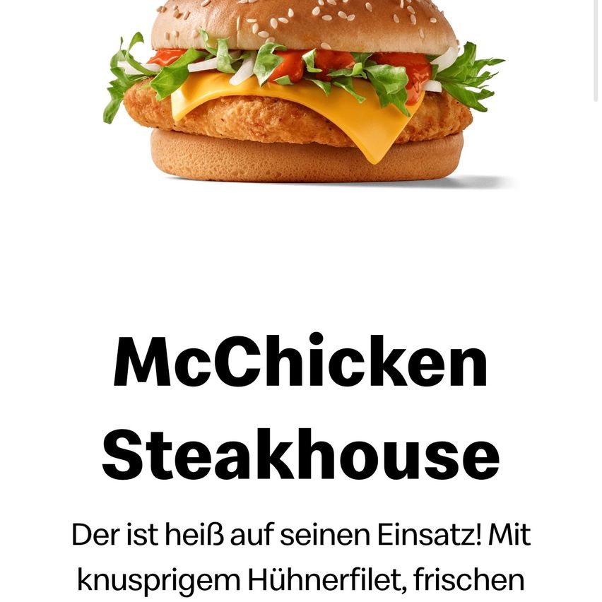 Das Bild zeigt ein McChicken Steakhouse Sandwich mit knusprigem Hähnchenfilet, geschmolzenem Käse, Salat, Tomaten und Zwiebeln vor weißem Hintergrund.