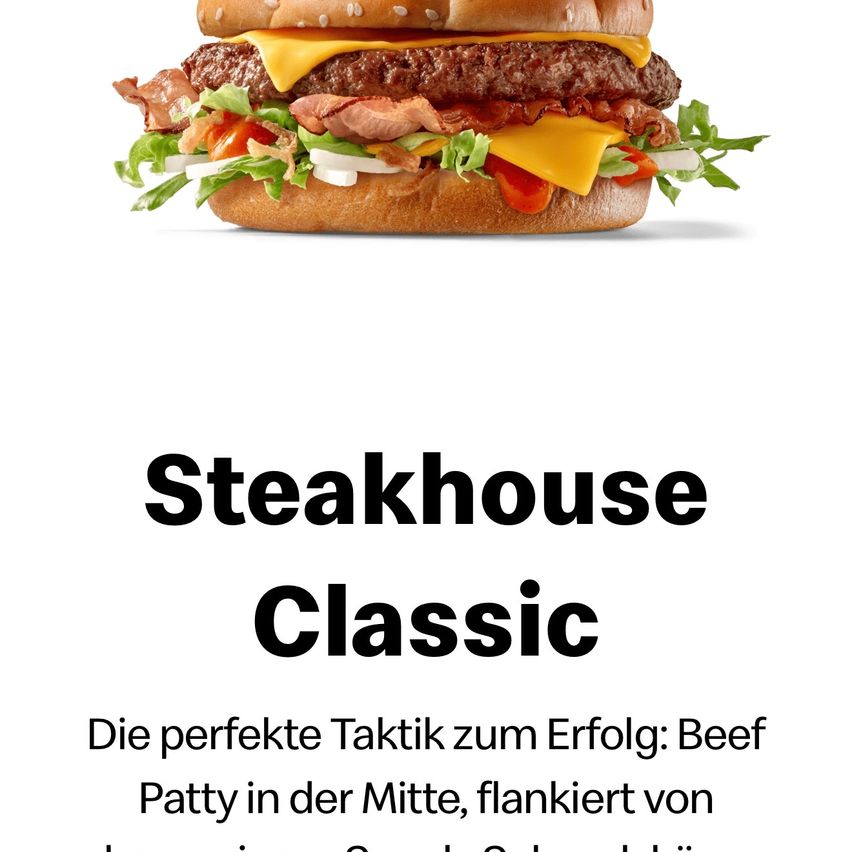 Der Steakhouse Classic Burger hat eine Rinderpatty in der Mitte, umgeben von Käse, Speck, Salat, Tomate und Zwiebeln, vor einem weißen Hintergrund.