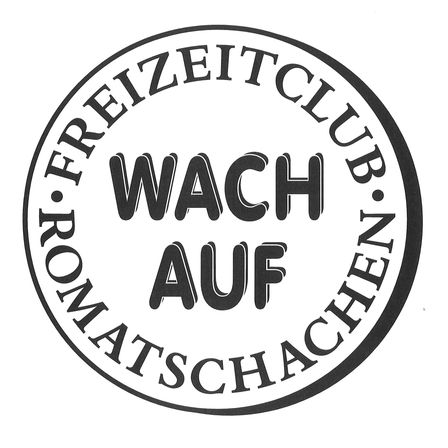 Ein kreisförmiges Logo mit dem Text 'WACH AUF' in fetten, schwarzen Buchstaben auf weißem Hintergrund. Es ist Teil des 'FREIZEIT CLUB ROMATSCHACHEN'.