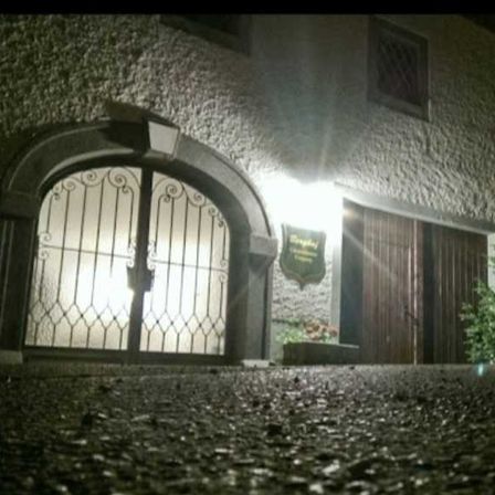 Bild enthält, City, Road, Street, Urban, Alley, House, Housing, Villa, Door, Gate