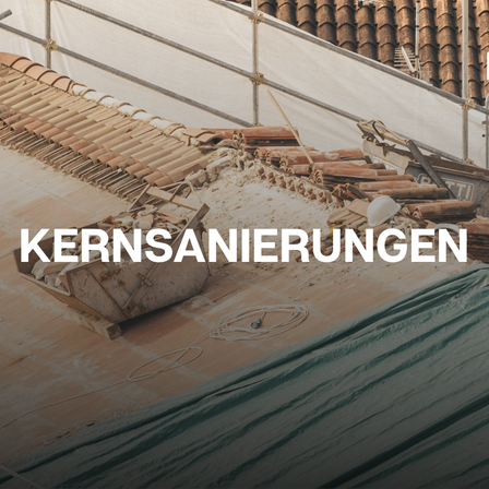 Ein Baugelände mit einer großen Holzplatte und einem großen Stapel von Fliesen.