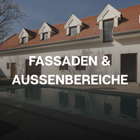 Ein weißes Haus mit einem braunen Dach und einem Swimmingpool davor. Der Text lautet Fassaden & Aussenbereiche.