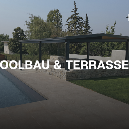 Ein Außenbereich mit Pool, Steinmauer und Dach. Die Worte Poolbau & Terrasse sind in Weiß auf dem Bild geschrieben.