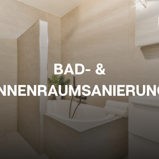 Badezimmer-Interieur mit Badewanne, Waschbecken und gefliesten Wänden mit einer Pflanze. Die Wörter 'Bad- & Innenraumsanierung' sind prominent angezeigt.