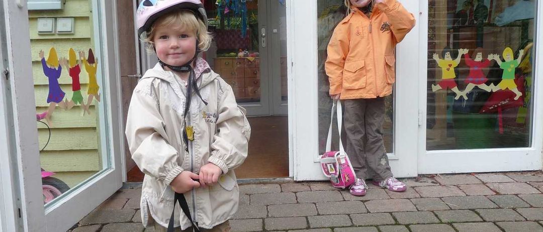 Bild enthält, Coat, Jacket, Person, Photography, Portrait, Helmet, Path, Hardhat, City, Child