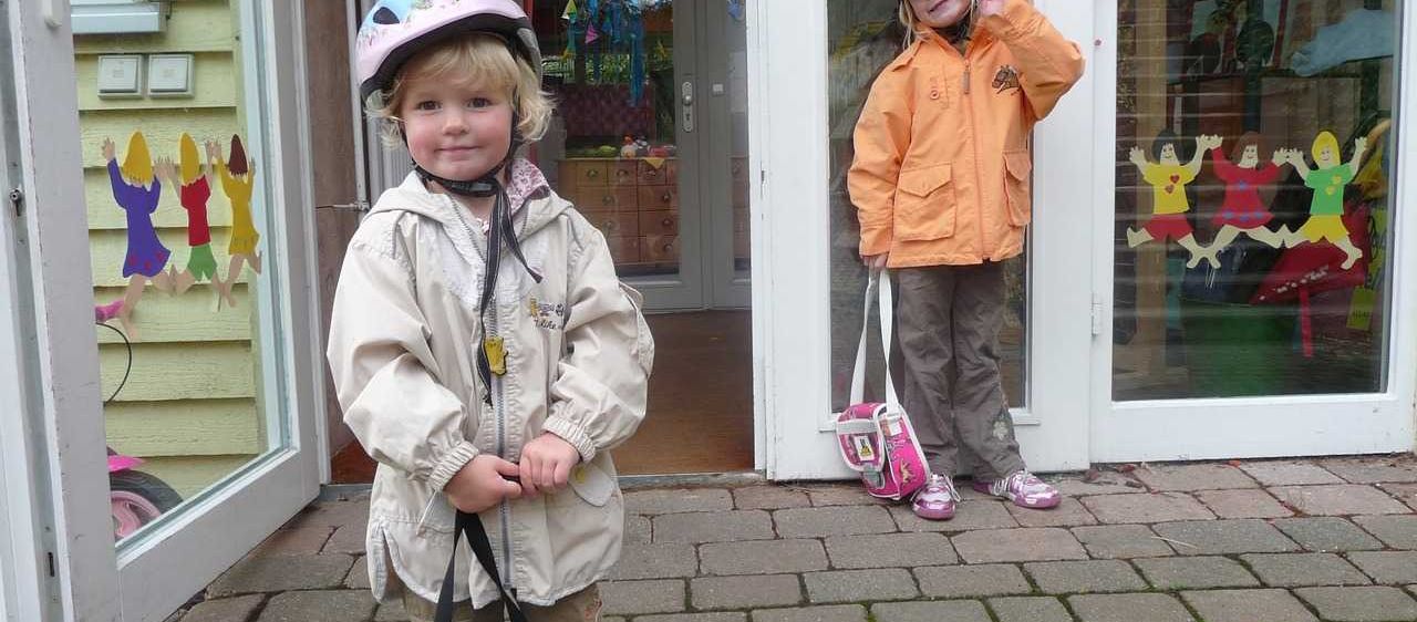 Bild enthält, Coat, Jacket, Person, Photography, Portrait, Helmet, Path, Hardhat, City, Child