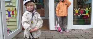 Bild enthält, Coat, Jacket, Person, Photography, Portrait, Helmet, Path, Hardhat, City, Child