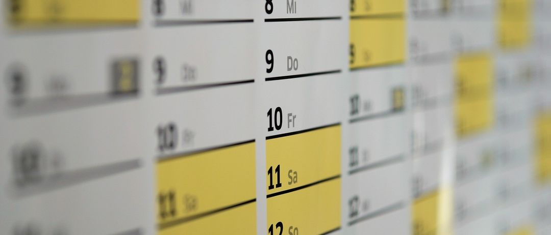 Eine Kalenderseite mit den Daten vom 7. bis 13., die Wochentage und Zahlen zeigt. Die Daten 10 bis 13 sind gelb hervorgehoben.