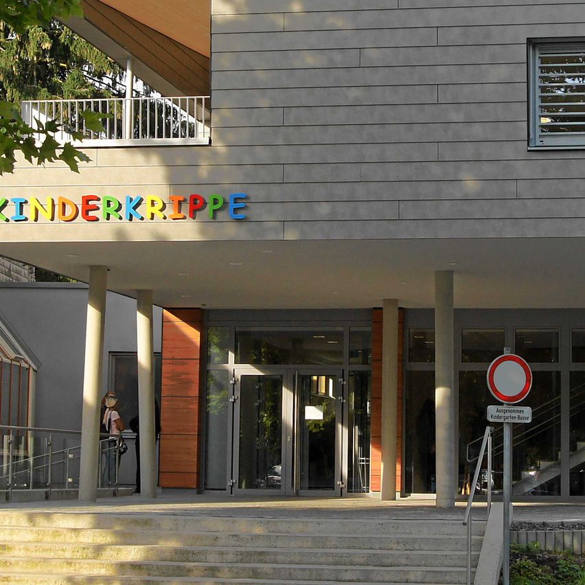 Bild enthält, Building, Office Building, City, Person, Urban, Wheel, Motorcycle