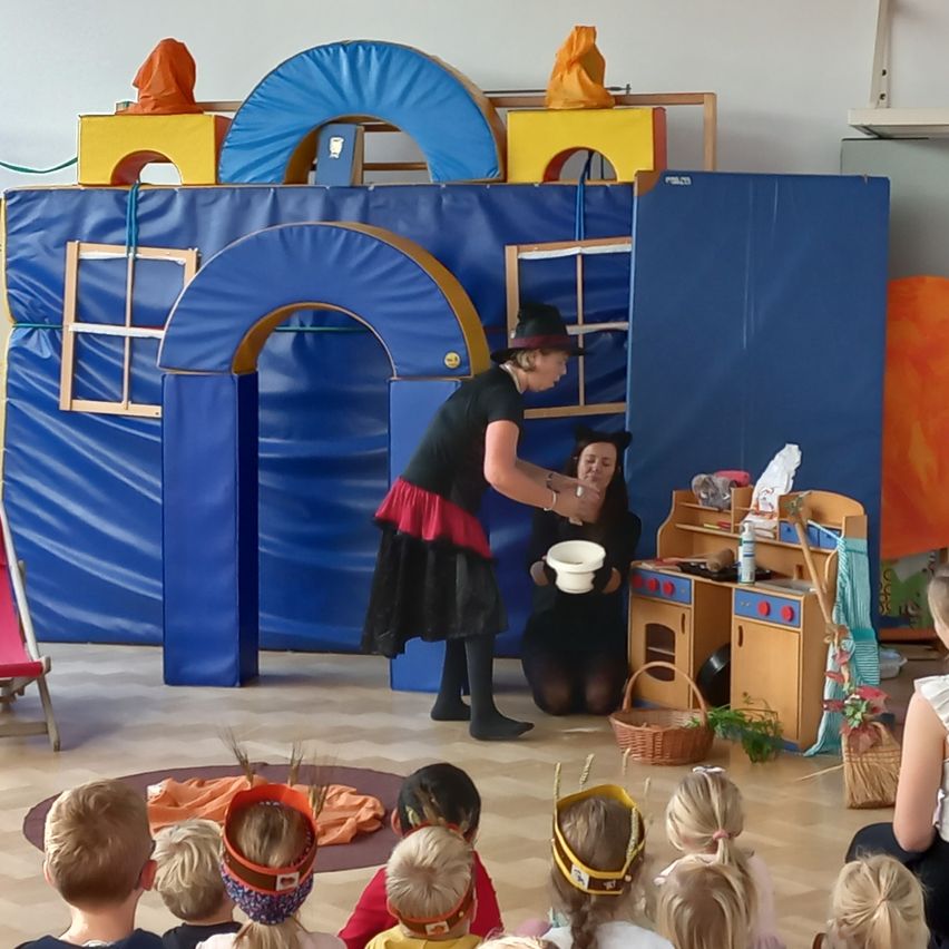 Bild enthält, Play Area, Adult, Female, Person, Woman, Kindergarten, Indoors, Child, Girl, Face