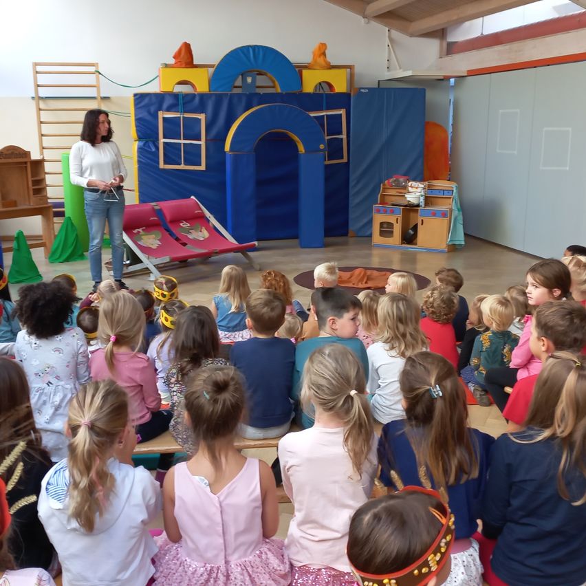 Bild enthält, Kindergarten, Adult, Female, Person, Woman, Child, Girl, Boy, Male, School