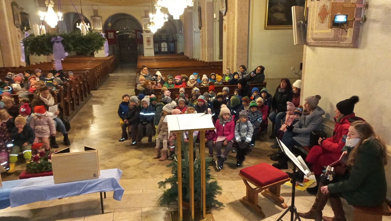Bild enthält, Adult, Female, Person, Woman, Altar, Building, Indoors, Handbag, Shoe, Crowd