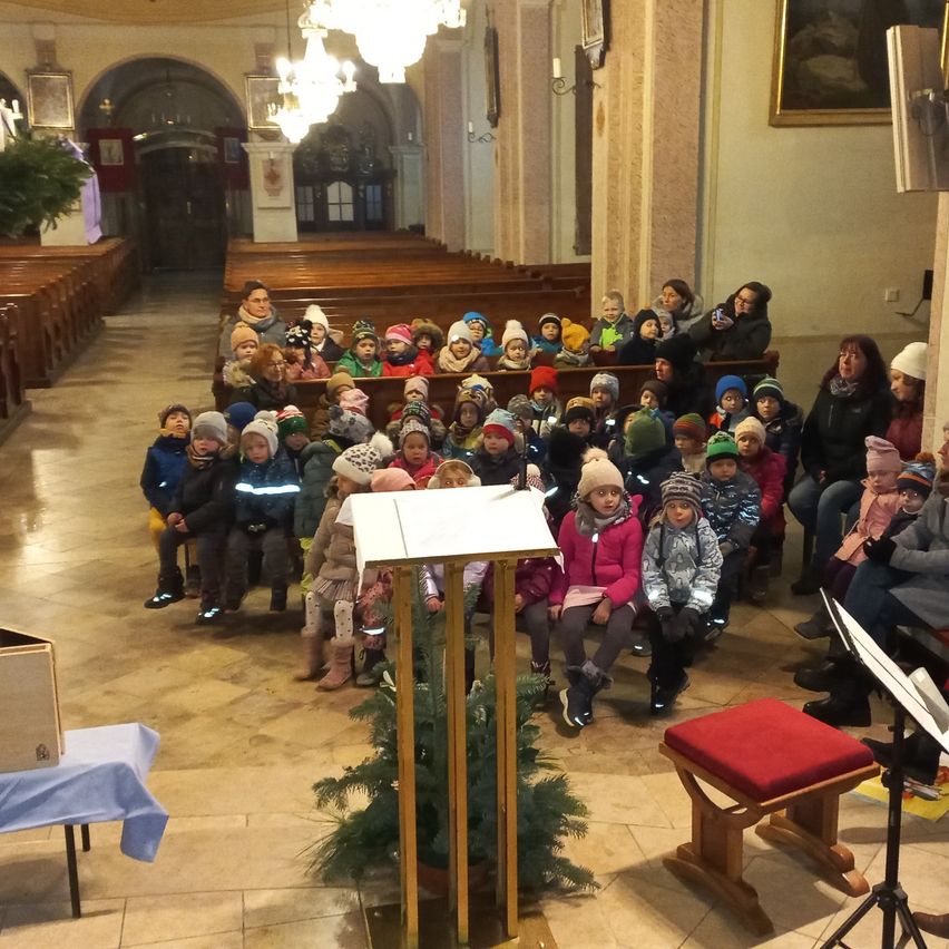 Bild enthält, Adult, Female, Person, Woman, Altar, Building, Indoors, Handbag, Shoe, Crowd