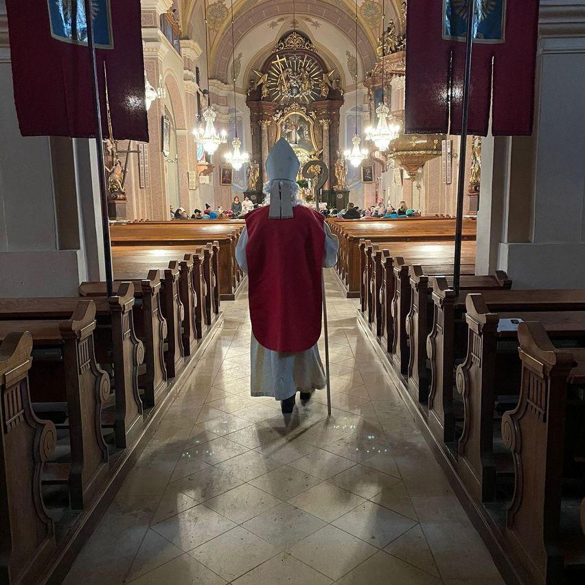 Bild enthält, Indoors, Prayer, Architecture, Building, Chapel, Church, Adult, Female, Person, Woman