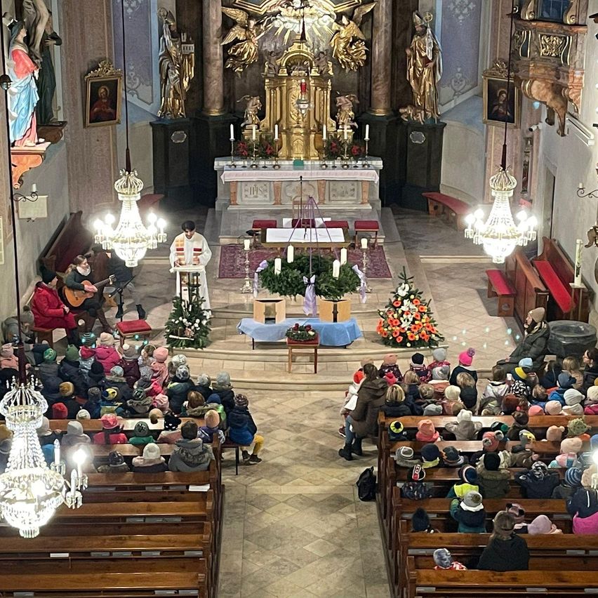 Bild enthält, Prayer, Indoors, Architecture, Building, Chapel, Church, Person, Accessories, Bag, Handbag
