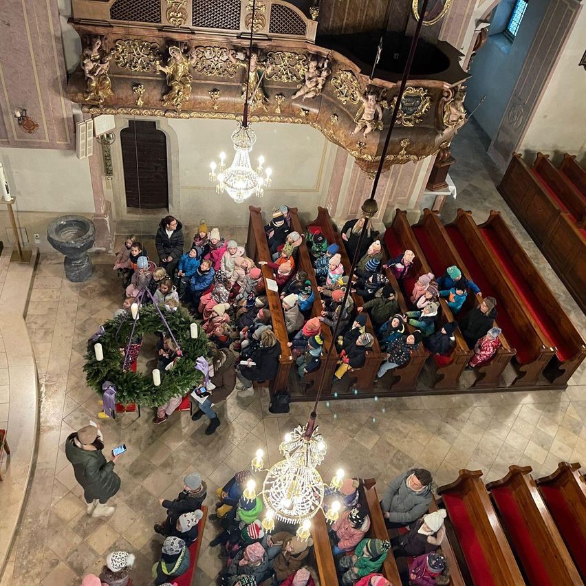 Bild enthält, Indoors, Prayer, Architecture, Building, Chapel, Church, Person, Head, Chandelier, Lamp