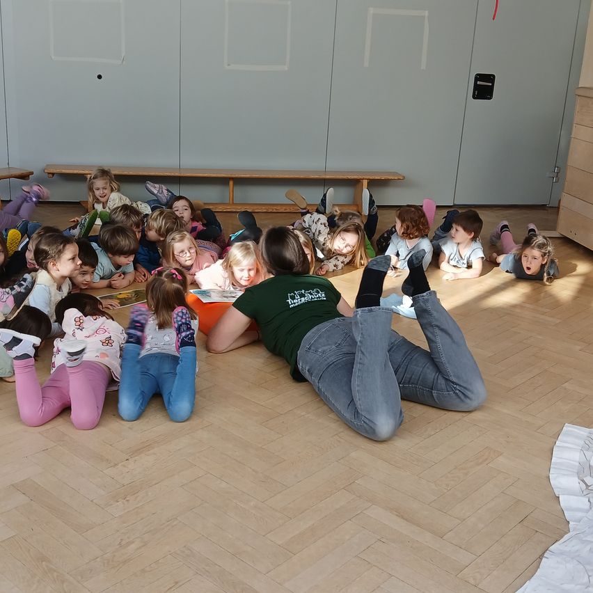 Bild enthält, Floor, Flooring, Wood, Kindergarten, Hardwood, Boy, Child, Male, Person, Girl